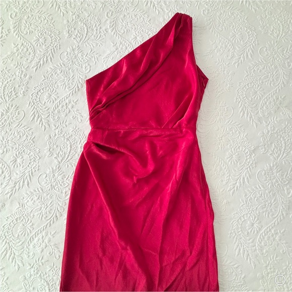 NWOT Lulus Mesmerizing Aura Red Satin One-Shoulder Tulip Maxi Dress Small - Picture 3 of 7